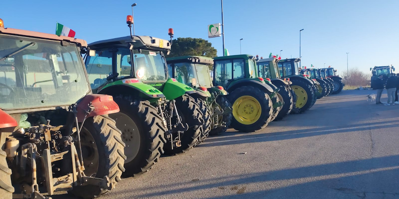 Parte la protesta degli agricoltori di Lucera con più di 70 trattori alla Tamoil