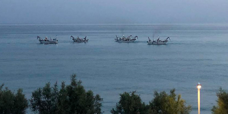 San Menaio: turisti inquieti per l'invasione delle vongolare all’alba