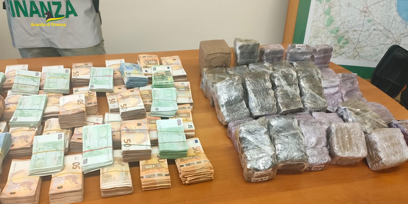 GdF Foggia: viaggiava sulla s.s. 16 senza assicurazione con 9 kg di eroina a bordo