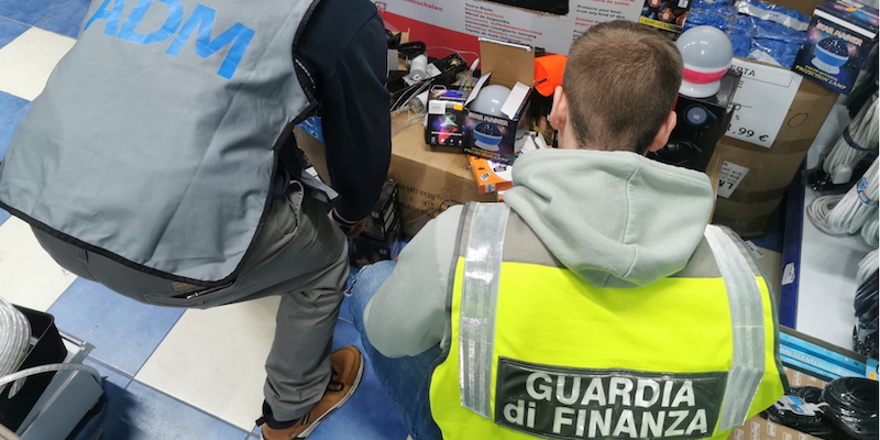 Foggia: sequestrati oltre 10 mila prodotti natalizi non conformi alla sicurezza