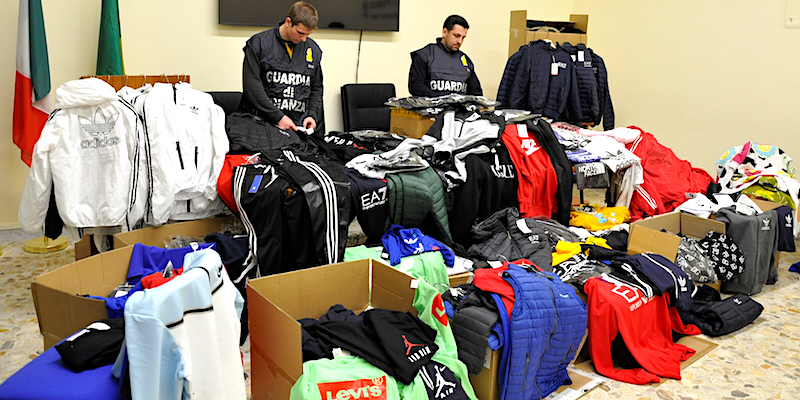 Maxi sequestro Guardia di Finanza contraffazioni in tutto il Tavoliere