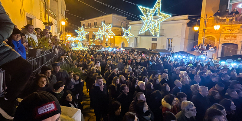 A Candela un bagno di folla per il volo della befana e gli “Arteteca”