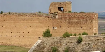 Lucera. Le mura della Fortezza e del Palatium ripulite da alberi e arbusti