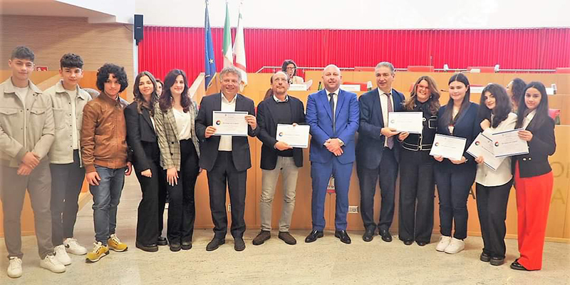 Lucera tra le scuole premiate a "Mi impegno per la legalità"… Poi il caso capigruppo sollevato da Ventrella